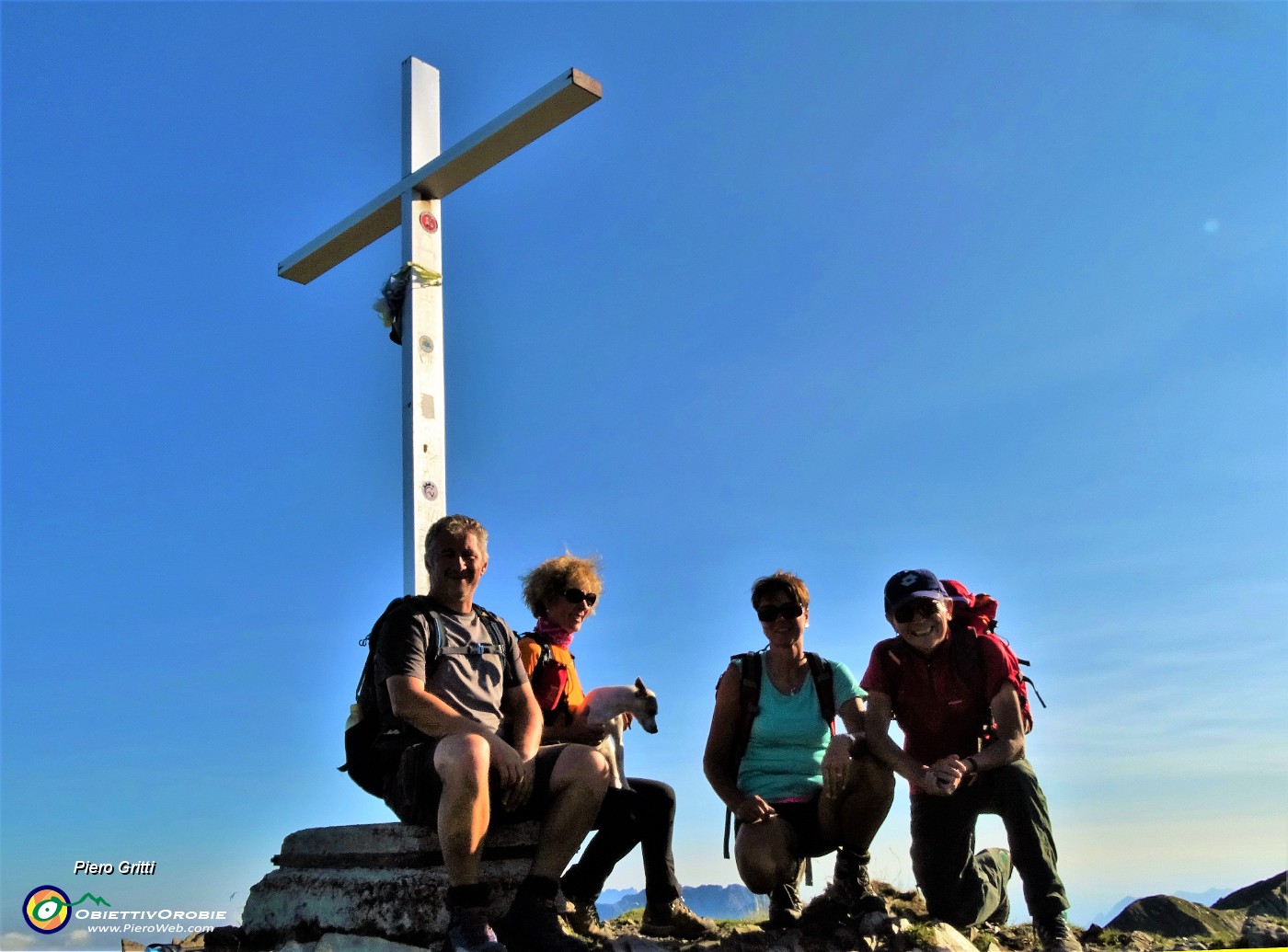 05 In vetta alla Cima di Valpianella ( o Piazzotti) , 2349 m.JPG -                                